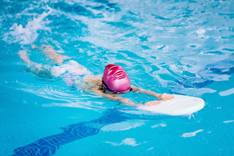 як навчити дитину плавати